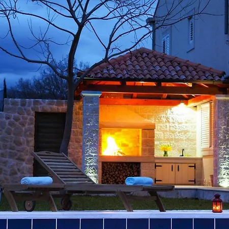 Antonija - Four-bedroom With Terrace And Private Pool Willa Čilipi
