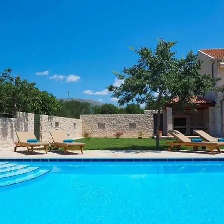 Villa Antonija - Four-bedroom With Terrace And Private Pool Čilipi